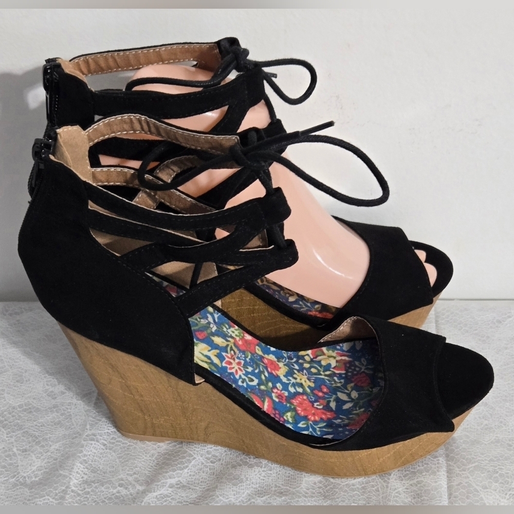 Qupid Black Strappy High Wood Wedge Sandals 7.5 Zipper Back Open Toe